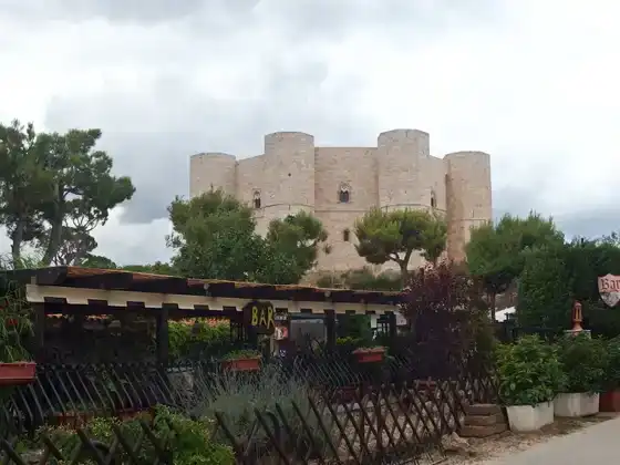 Castel del Monte dominant le paysage
