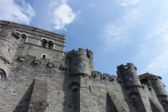 Gravensteen (Château des comtes) sous ciel bleu
