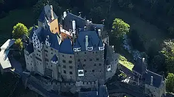 Burg Eltz dans la brume matinale