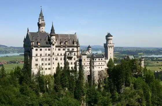 Château de Neuschwanstein sur sa colline, Bavière